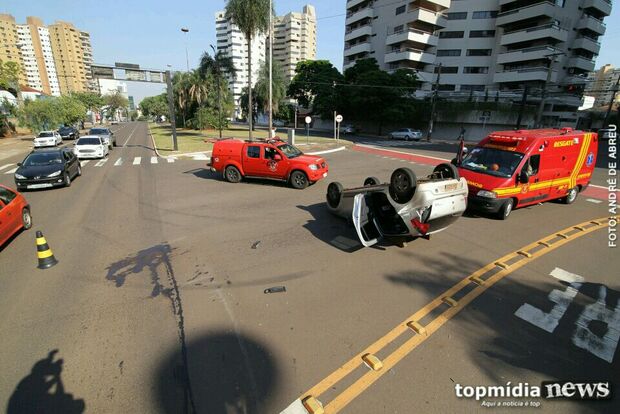 Motorista de Audi fura sinal, causa capotamento e foge na Avenida Afonso Pena