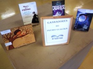 Biblioteca Isaías Paim realiza exposição literária destacando obras do Prêmio Guavira