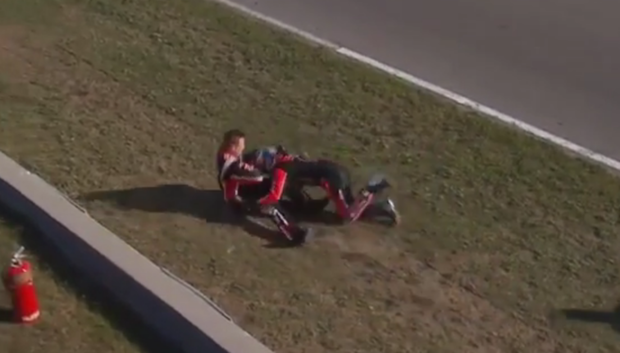 Piloto joga rival na grama para vencer na Nascar e é atacado após a corrida