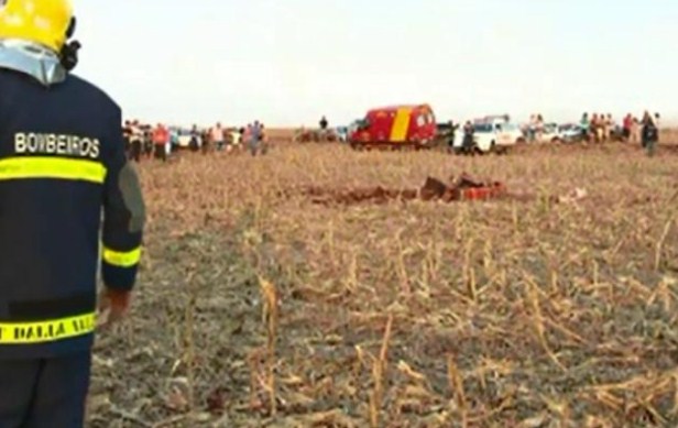 Piloto morre após queda de avião durante feira em Maringá