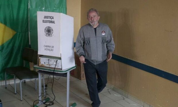 PT é o partido predileto dos eleitores, diz Lula após votar