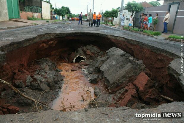 Durante temporal, chuva abre cratera de 6 metros em asfalto no Nova Lima