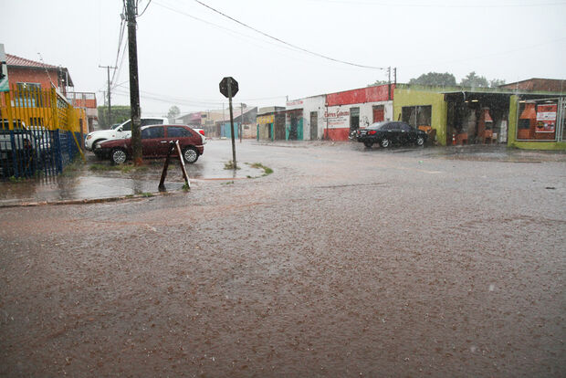 Forte chuva deixa Defesa Civil em alerta em Campo Grande