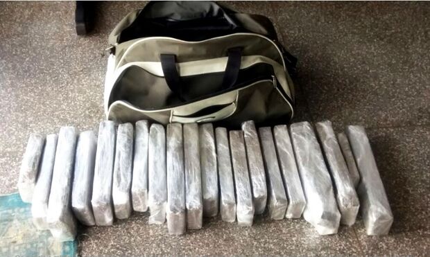 Polícia Militar apreende 20 tabletes de maconha com menor de 14 anos