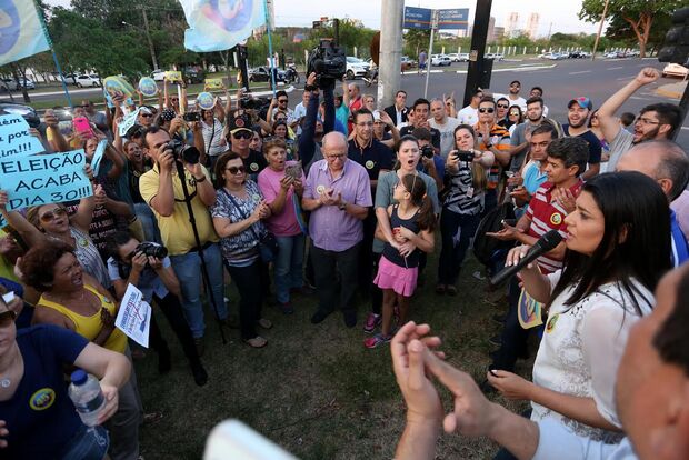 Rose lidera protesto com mais de 3 mil eleitores na Avenida Afonso Pena