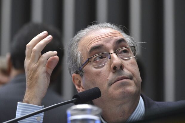 Cunha diz que vai fechar delação premiada se família ficar mais exposta