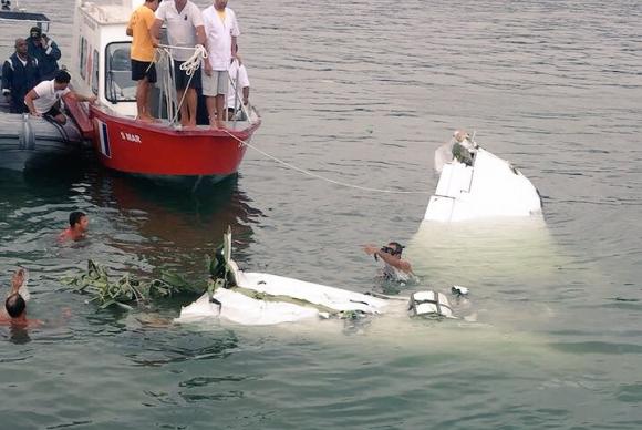 Marinha tenta recuperar destroços de avião que caiu em Paraty