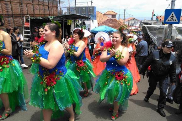 Carnaval de Portugal guarda origens da festa brasileira, com desfiles e animação