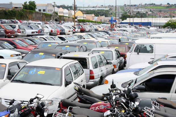 Judiciário promove leilão de mais de 100 carros apreendidos