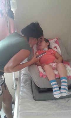 Governo nega, mas mãe ganha na Justiça remédios e leite para sobrevivência de filha com paralisia
