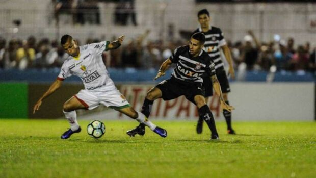 No sufoco, Corinthians elimina o Brusque da Copa do Brasil