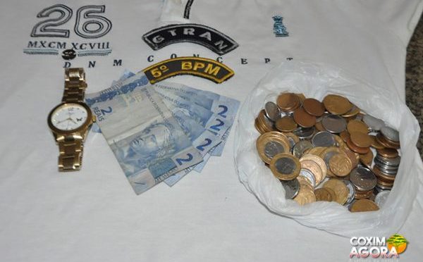 Homem é preso após furtar moedas em residência