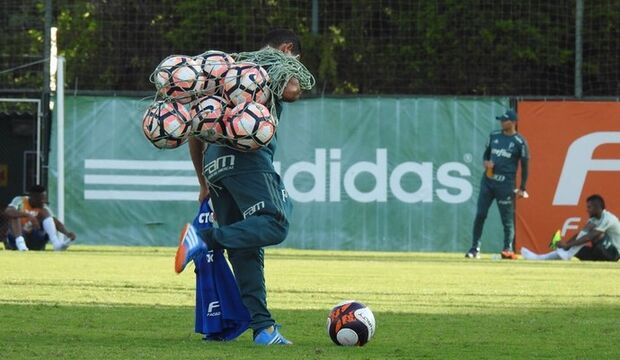 Palmeiras já ensaia os goleiros com a bola da Libertadores