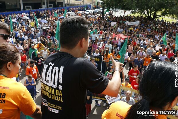 Protesto contra reforma da previdência reúne milhares de pessoas no centro de Campo Grande