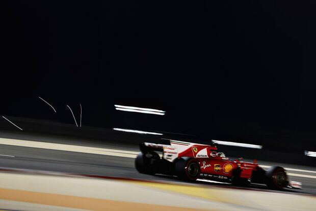 Vettel coloca Ferrari no topo no 1º dia de treinos para o GP do Bahrein
