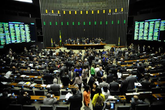 Em meio à crise, Câmara tenta votar MPs do FGTS e de aumento no Executivo