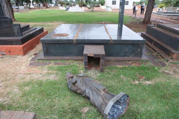 Vândalos atacam cemitério, furtam peças de bronze e depredam túmulos
