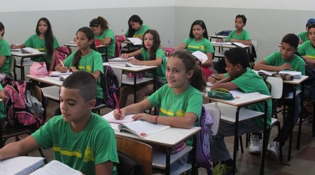 Governo investe R$ 2 milhões em mesas e cadeiras para escolas estaduais