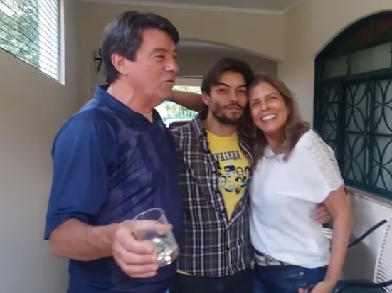 Em homenagem ao casal Silveira, filho publica vídeo de surpresa no Dia dos Pais