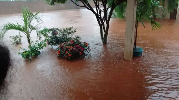 Após enchente e casas alagadas, moradores denunciam imobiliária por descaso