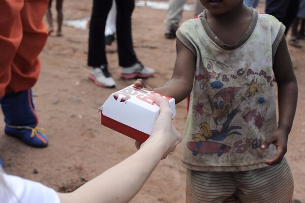 Heróis da Liga do Bem distribuem lanches a crianças de comunidades carentes de Campo Grande
