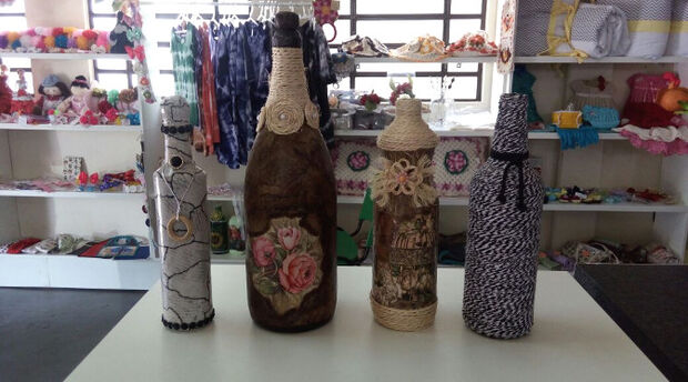 Funtrab oferece oficinas de artesanatos com customização em garrafa de vidro e feltro
