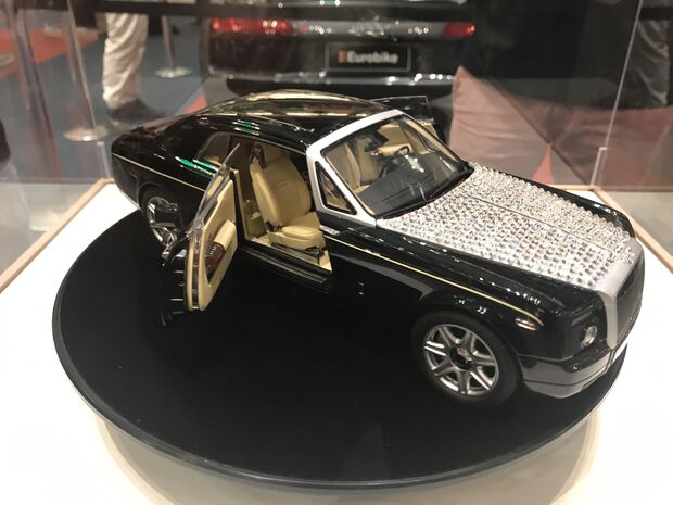 Scalise ganha miniatura de Roll-Royce cravejado de cristais swarovisk