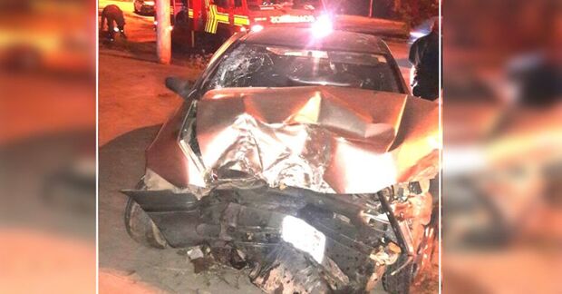 Motorista perde controle do veículo e colide contra árvore deixando 4 feridos em Corumbá