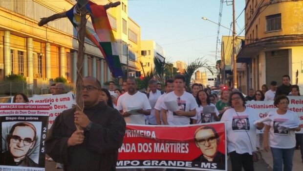 Igreja abre espaço para gays e transgêneros e promove caminhada dos 'mártires' na Orla Morena