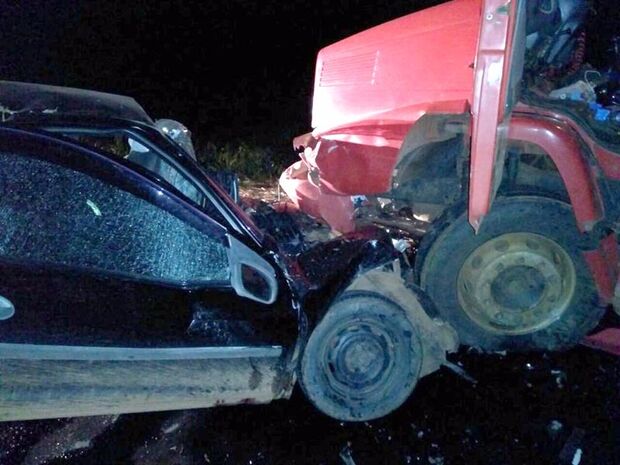 Casal morre em colisão entre carro e caminhão