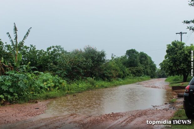 Forte chuva em Aquidauana transforma avenida em lagoa