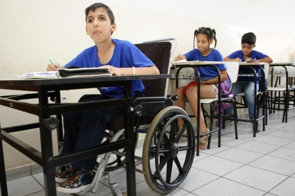Projeto obriga escola a ter cadeira especial para alunos com deficiência e obesidade em MS