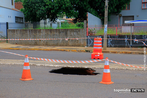 Chuva abre cratera em asfalto e coloca população em risco na Capital
