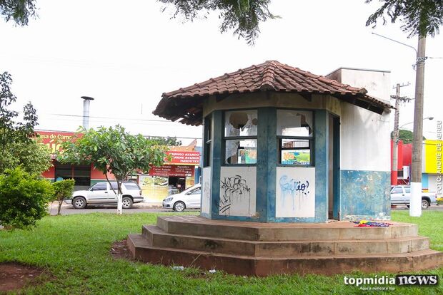 Guarita abandonada vira casa de usuários de drogas na Capital