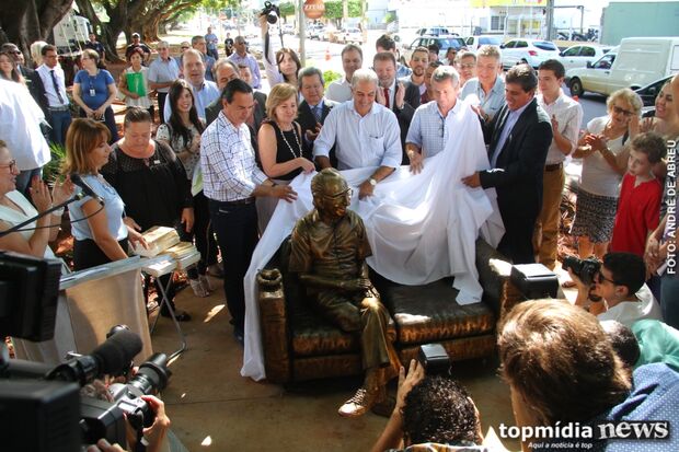 Estátua de Manoel de Barros é instalada e Campo Grande ganha novo ponto turístico