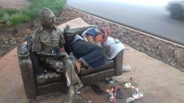 Artista flagra homem 'usando' estátua de Manoel de Barros como cama
