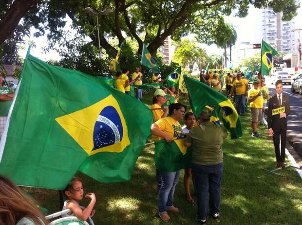 Com vigília e carreata, grupo de MS quer condenação de Lula para 'lavar a alma' do país