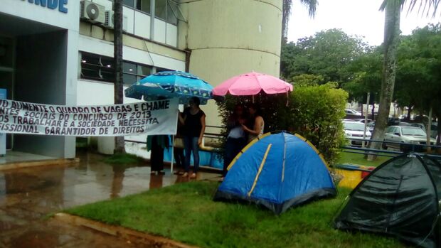 Prefeitura diz que não tem recursos, mas assistentes sociais mantêm acampamento por convocação