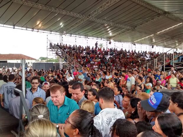 Reinaldo anuncia reajuste no Vale Renda em evento que atrai 3 mil ao Parque Laucídio Coelho