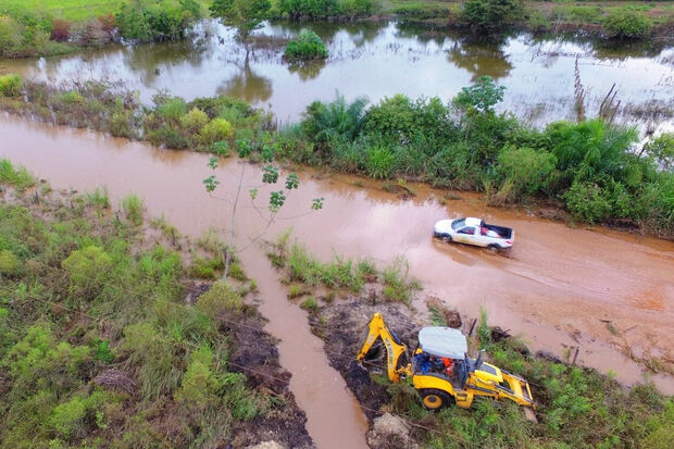 Prefeitura de Bonito drena água acumulada na Estrada do Sucuri