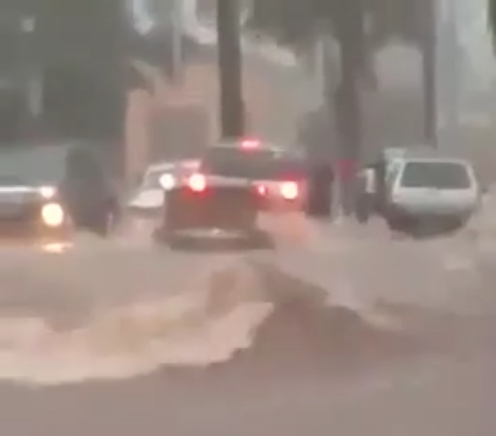 Vídeo: chuva transforma rua em rio, arrasta carro e deixa motoristas ilhados em MS