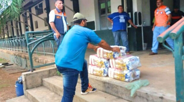 Defesa Civil entrega cestas básicas e mantas para população atingida pelas chuvas em Miranda