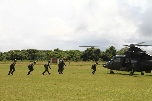Aviação do Exército realiza treinamento de tiro para combate ao crime organizado