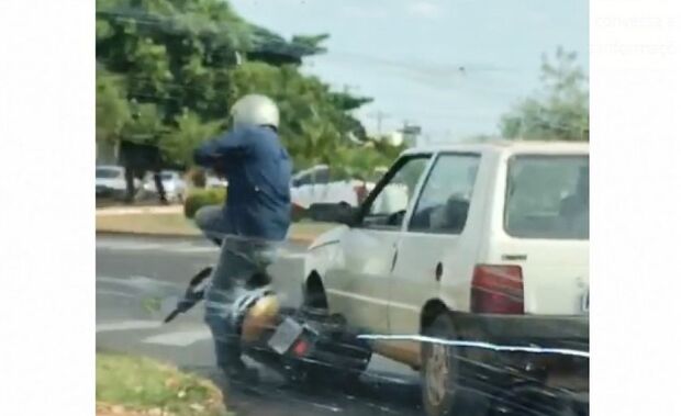 Vídeo: 'vovô nervoso' confessa que 'perdeu a cabeça' ao jogar carro contra motociclista
