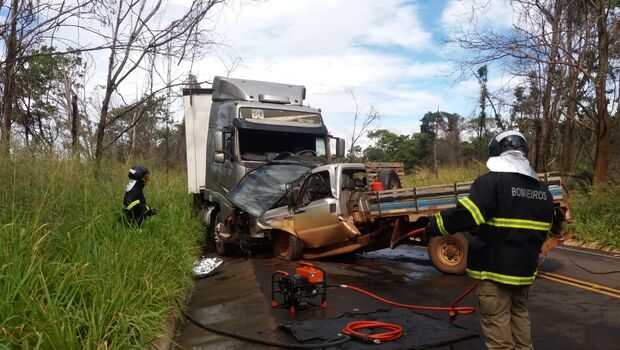 Colisão entre caminhonete e carreta mata gerente de fazenda na MS-306