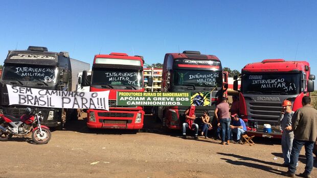 VÍDEO: população ajuda na greve e fornece até marmita para caminhoneiros