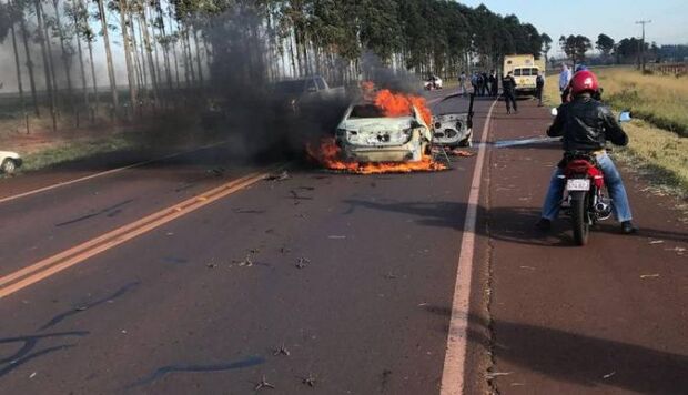 Vídeo: carro é incendiado durante assalto a carro-forte no Paraguai