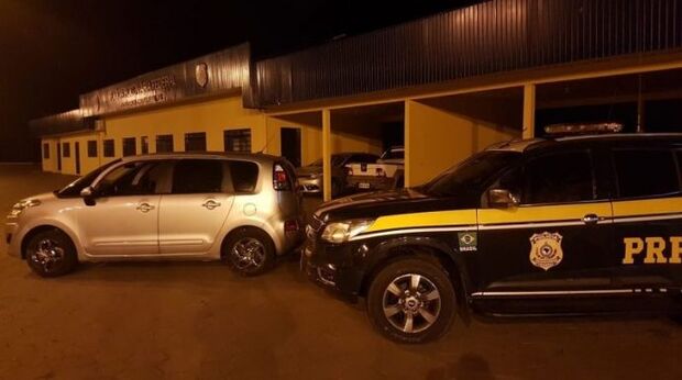 Na madrugada: PRF recupera dois carros roubados na BR-267