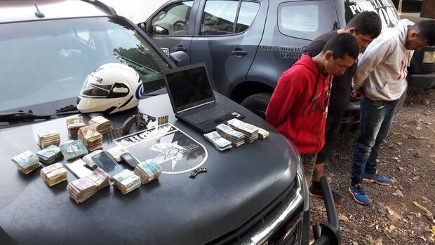 Bandidos roubam R$ 50 mil de família e batem carro em poste durante fuga da polícia