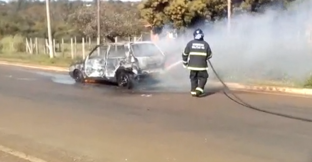 Vídeo: carro é incendiado e motorista desaparece